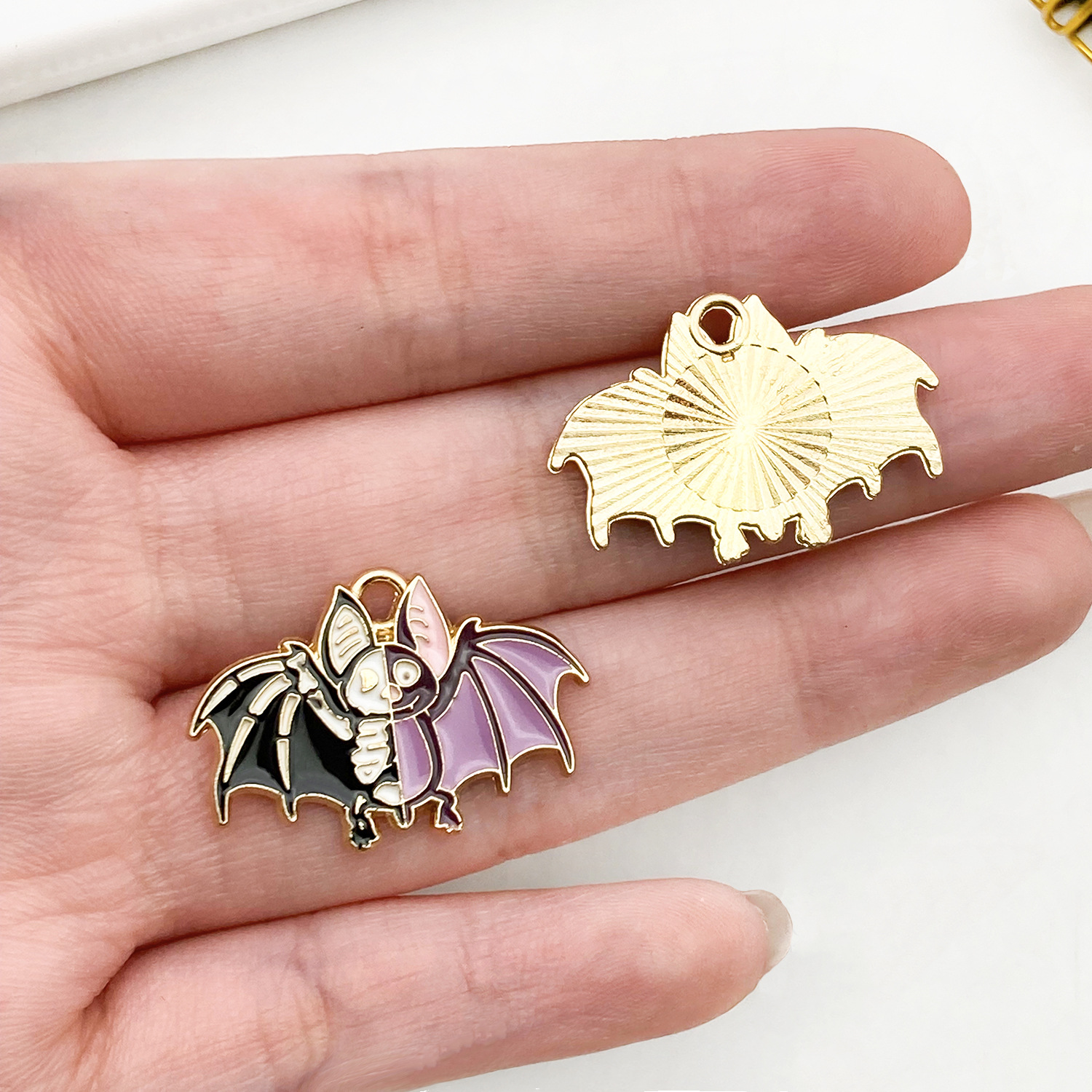 19475-1 purple zinc alloy oil drip halloween half skull bat 18x26mm-1.6g