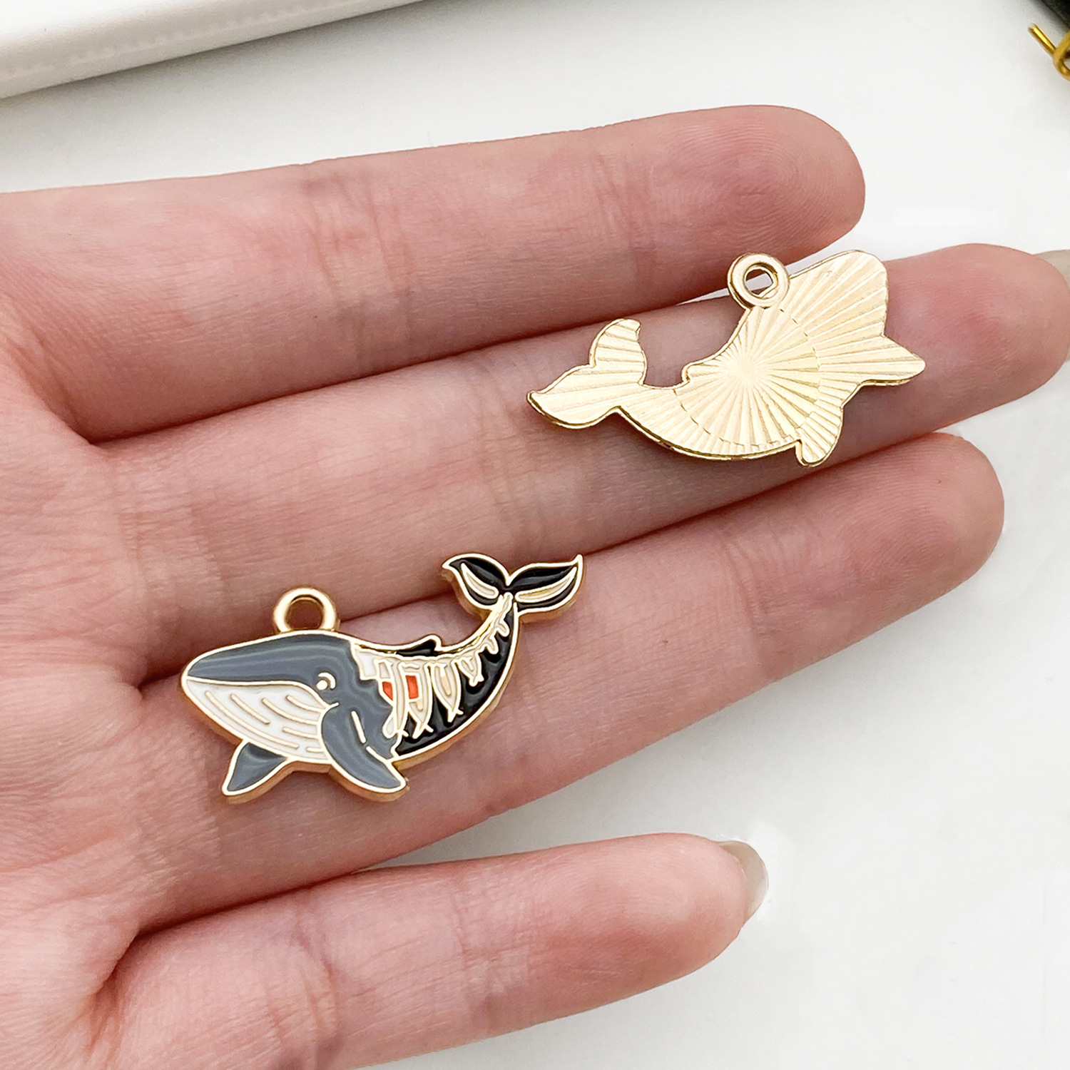 19476-1 gray zinc alloy oil drop halloween half skull whale 29x16mm-1.7g