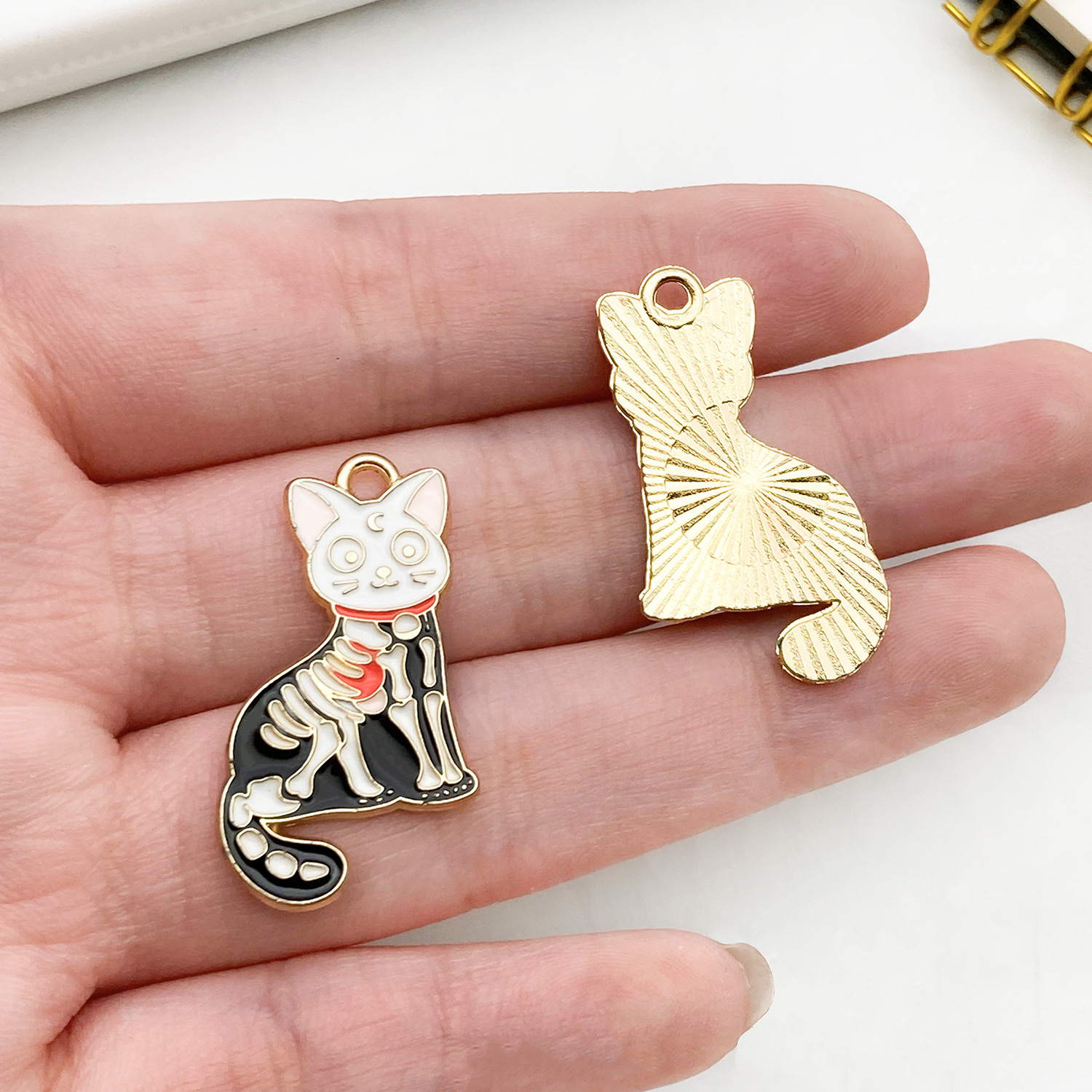 19477-1 white zinc alloy oil dripping halloween half skull cat 29x17mm-1.6g