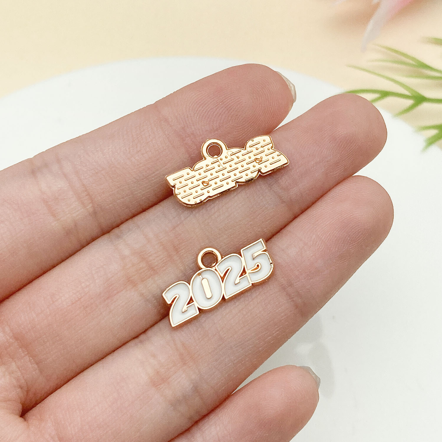 23340-1 kc gold white dripping zinc alloy 2025 number plate 9x18mm-0.6g