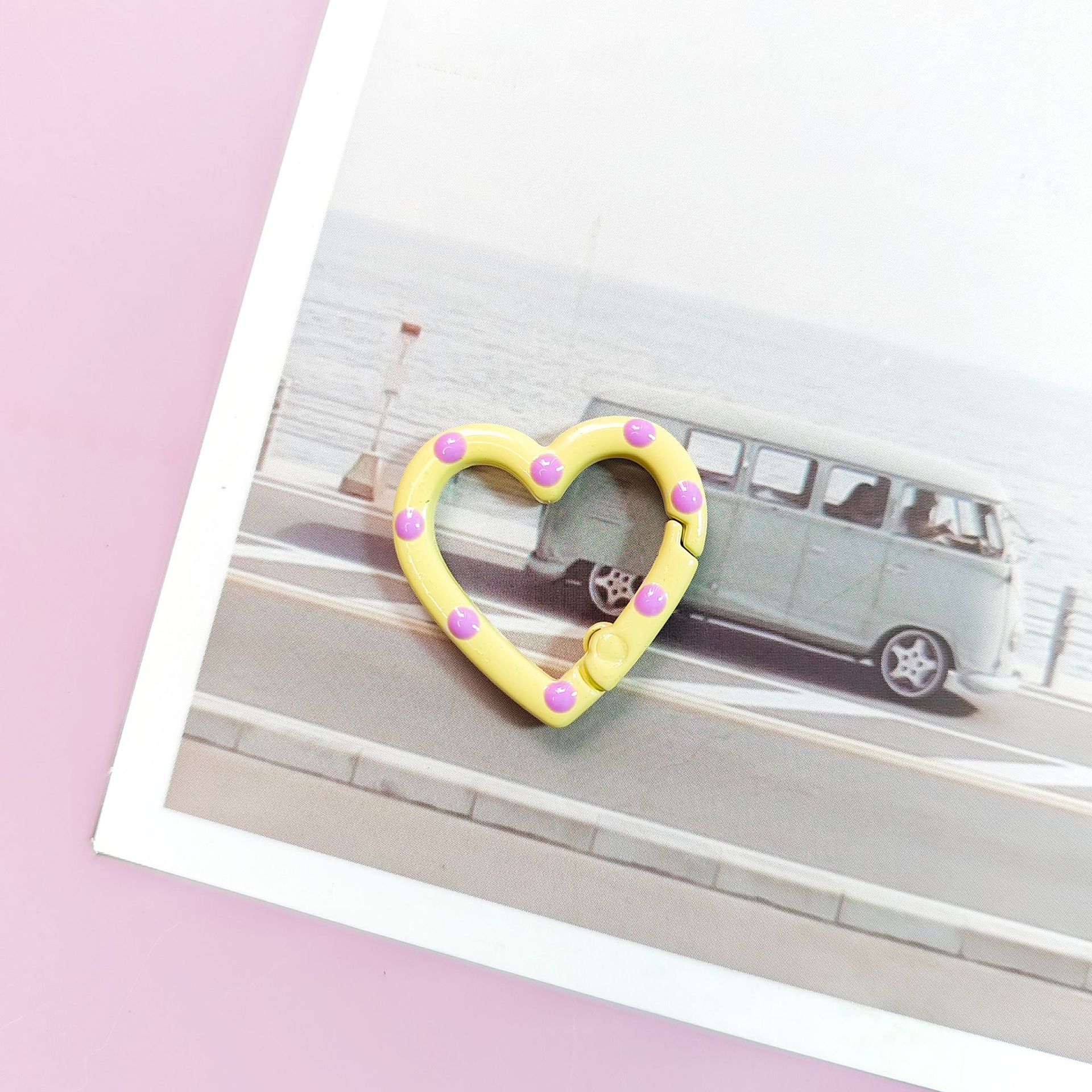 Yellow oil dripping buckle