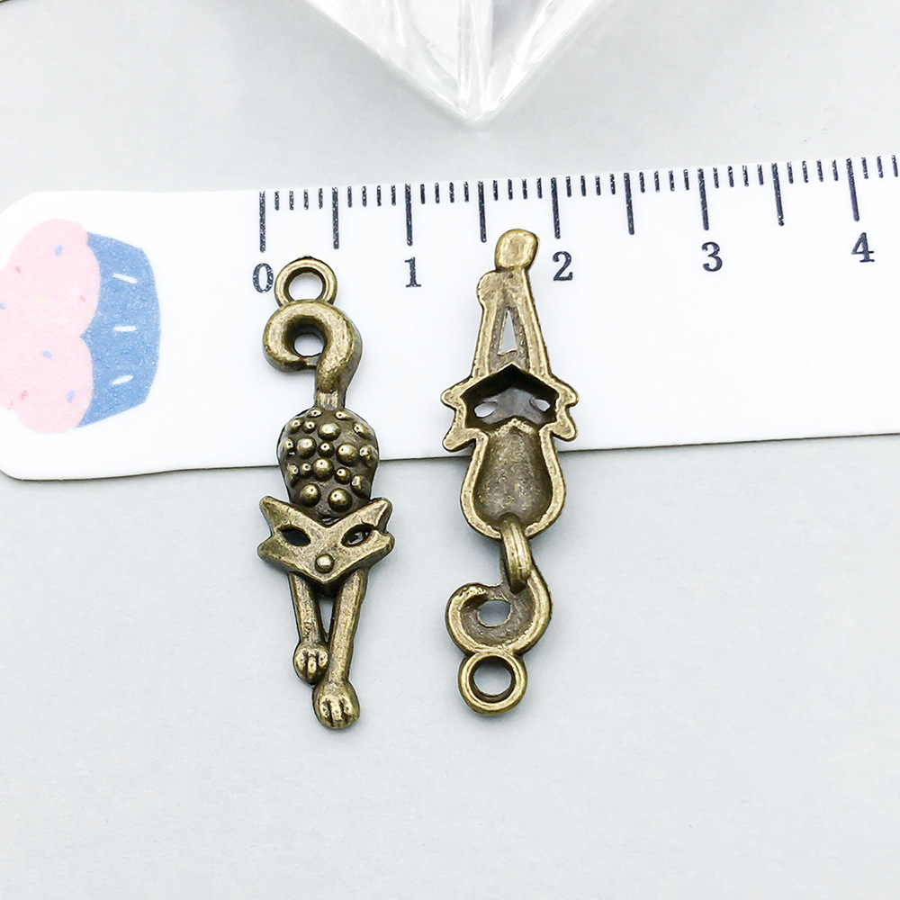 1 ancient green crawling cat 32*9mm