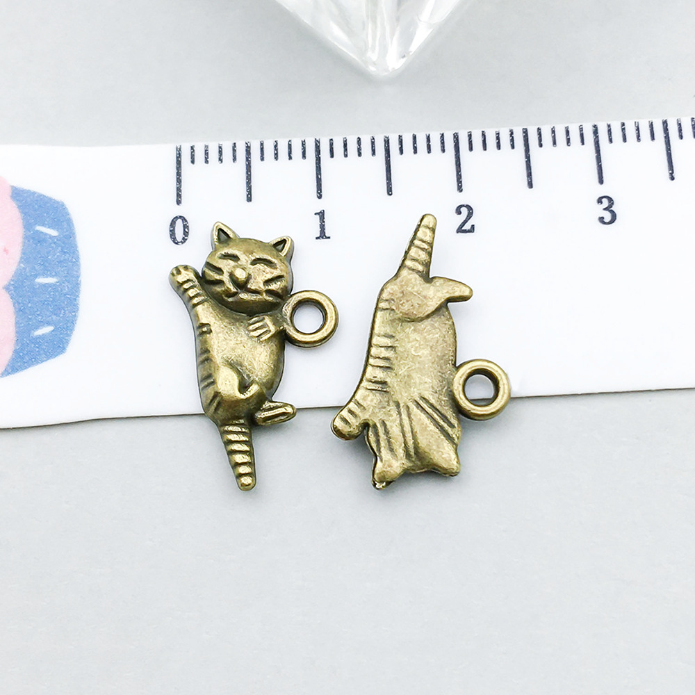 1 ancient green raised hand cat 19*11mm