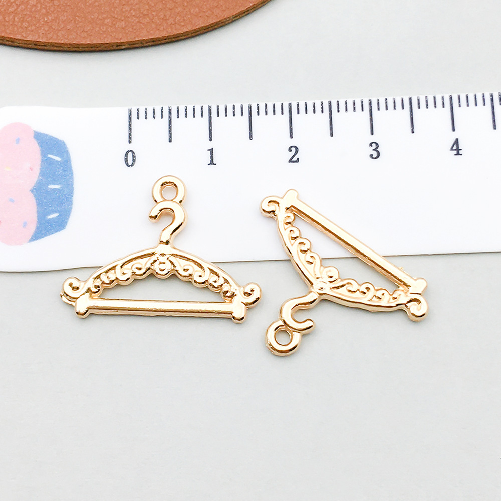 1 kc gold clothes hanger 24*17mm-1.1g-20250