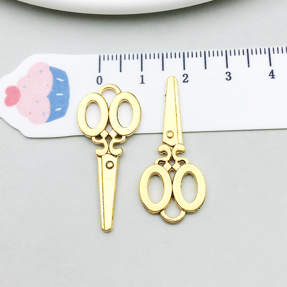 1 ancient gold scissors 15*34mm