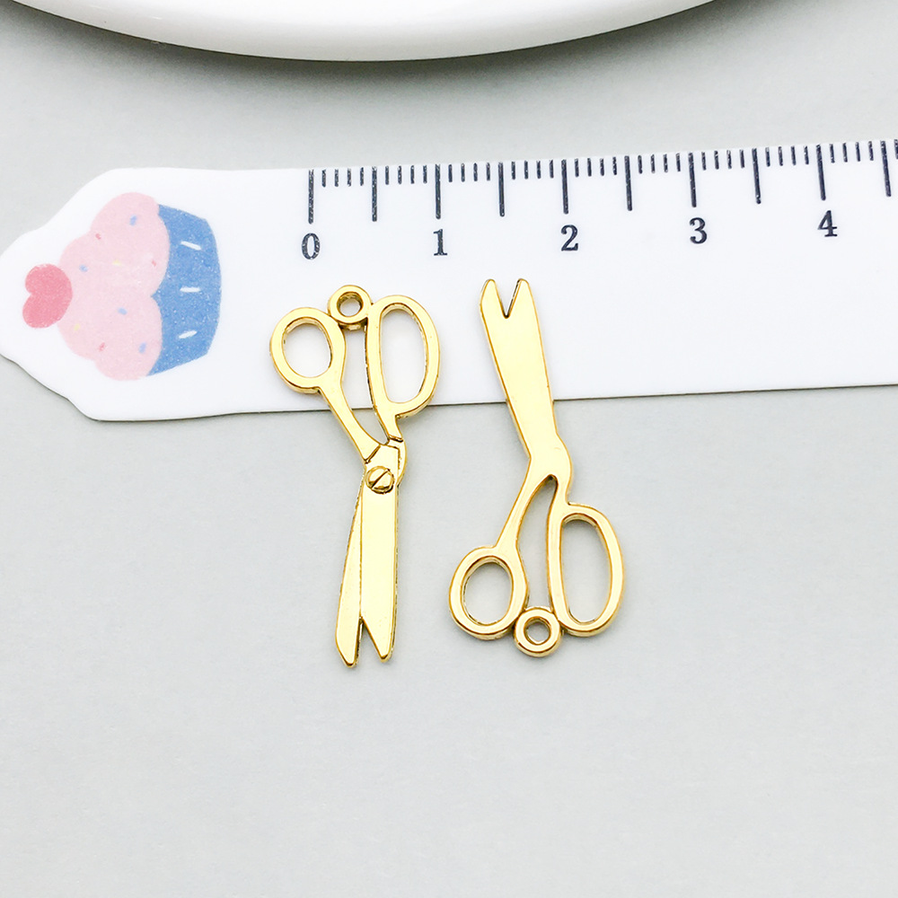 1 ancient gold scissors 13*29mm