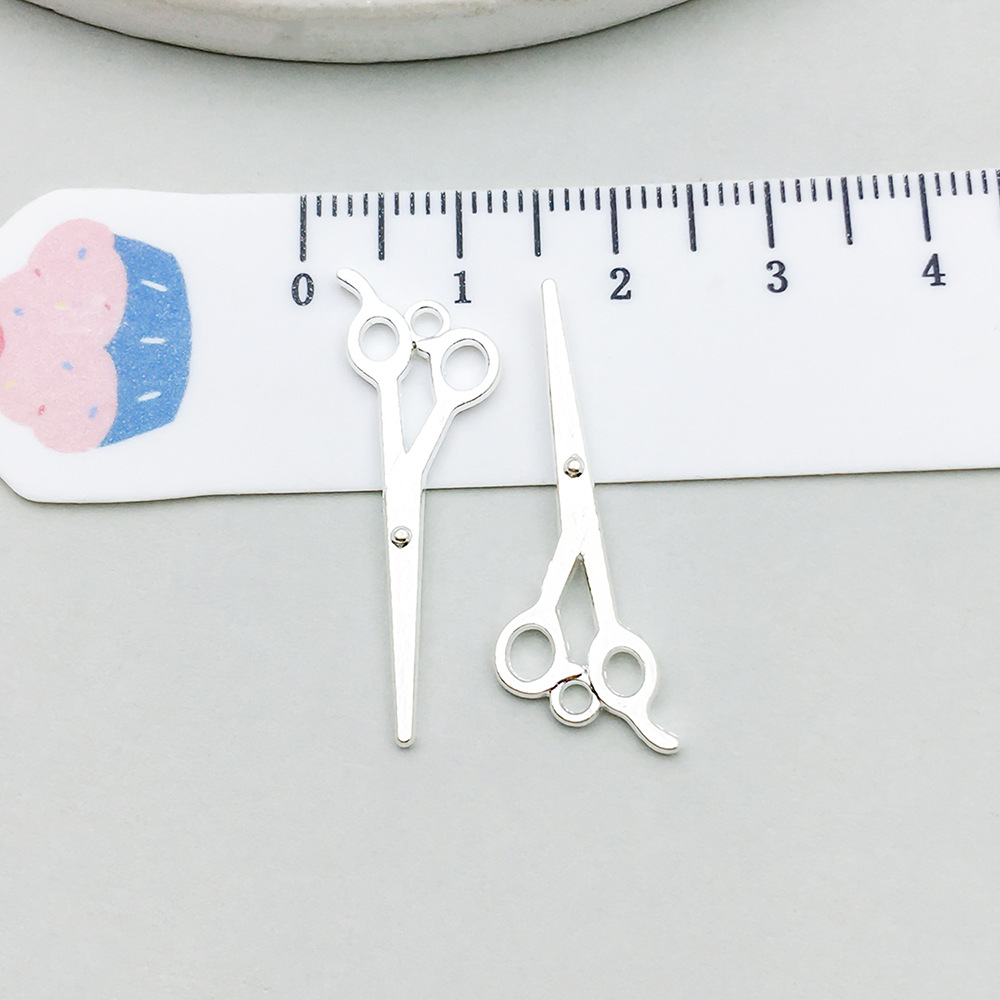 1 bright silver scissors 11*30mm