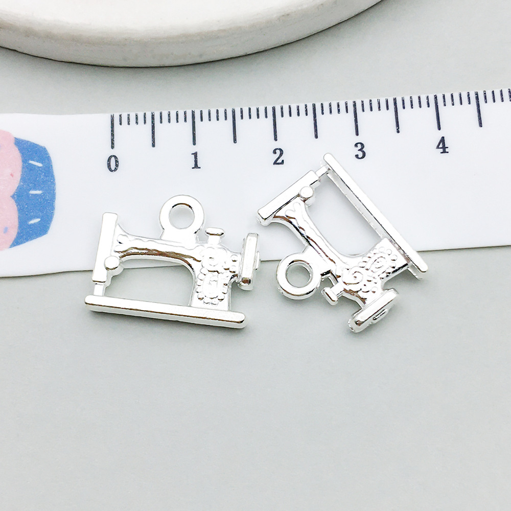 1 bright silver sewing machine 19*15mm