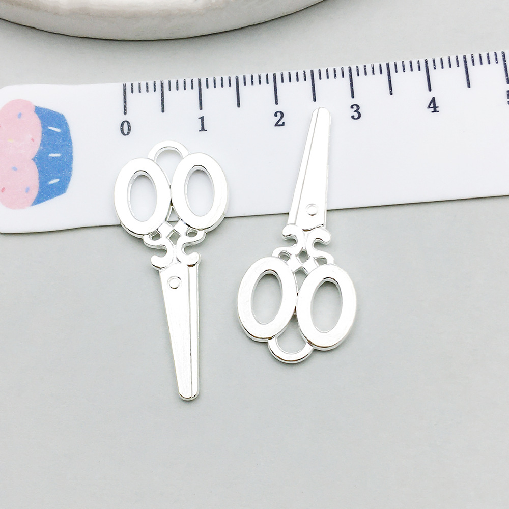 1 bright silver scissors 15*34mm