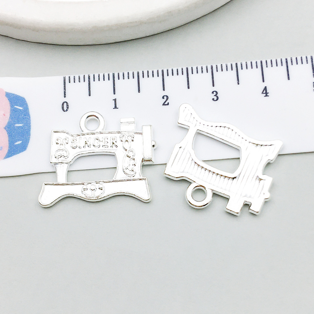 1 bright silver sewing machine 23*19mm