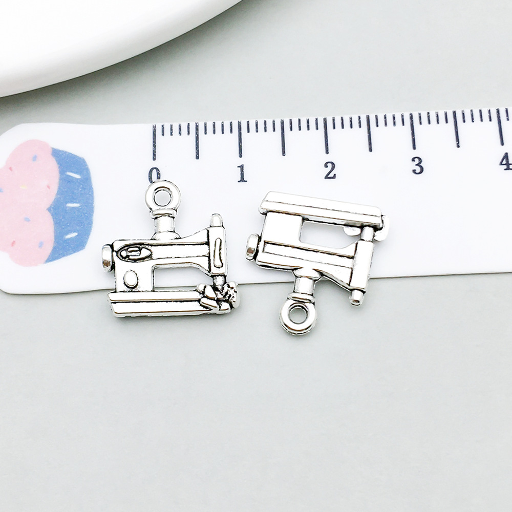 1 ancient silver sewing machine 14*15mm