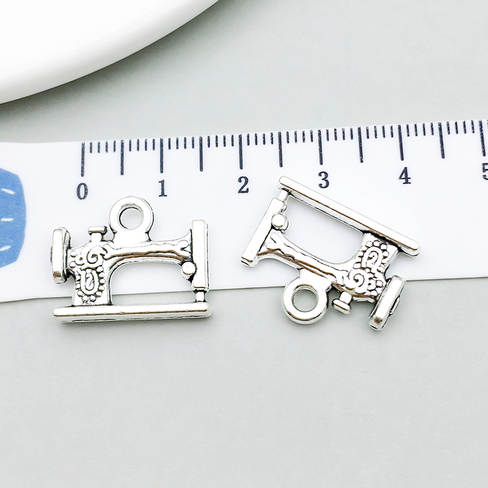 1 ancient silver sewing machine 24*25mm