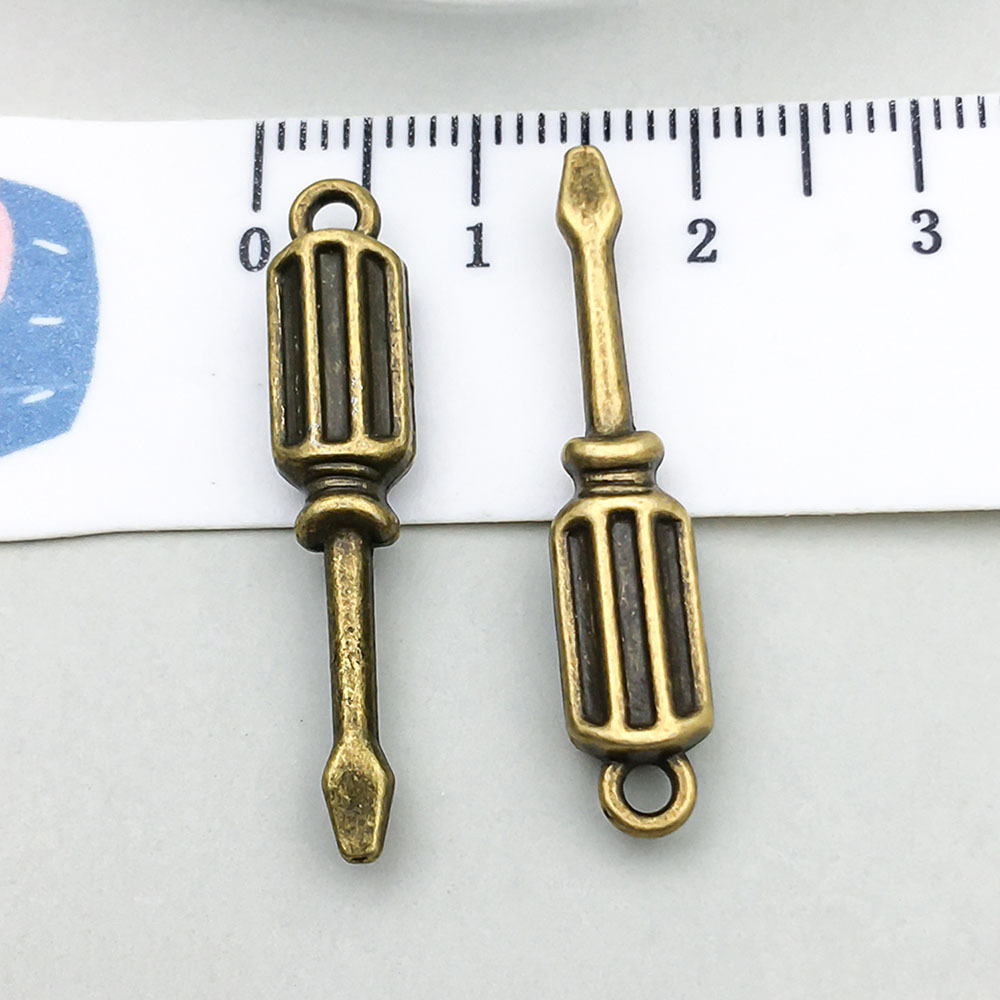 1 ancient green screwdriver 6*31mm