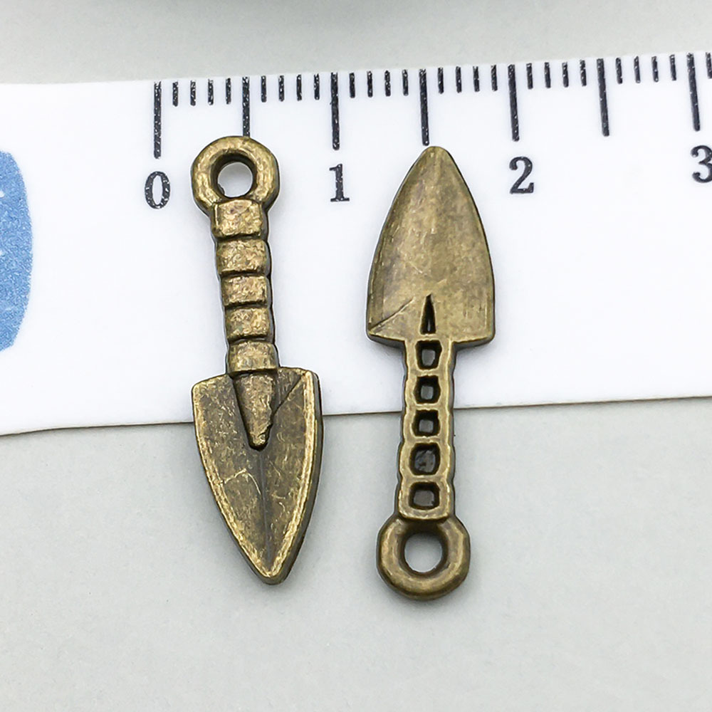 1 ancient green shovel 25*7mm