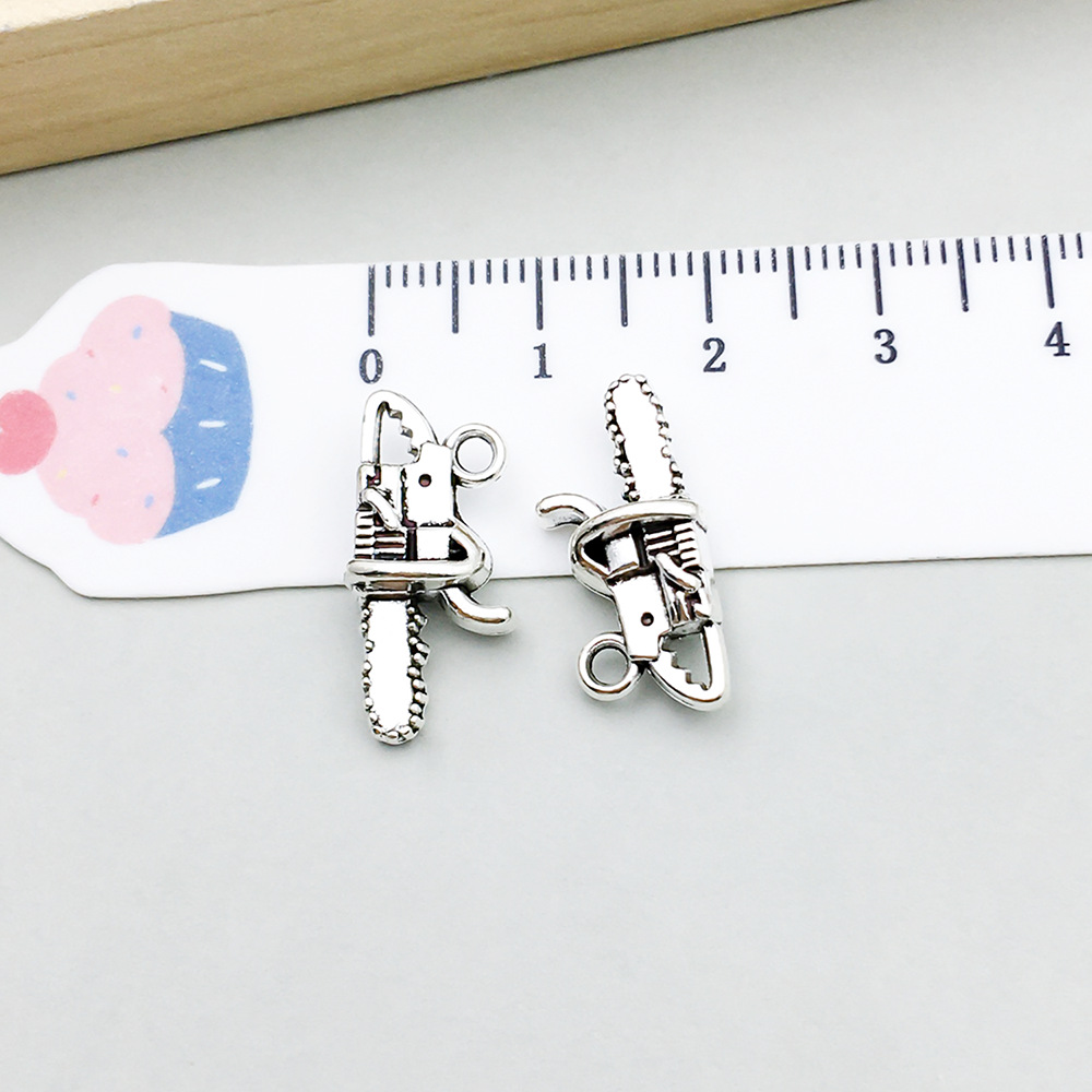 1 ancient silver chainsaw 20*9mm-