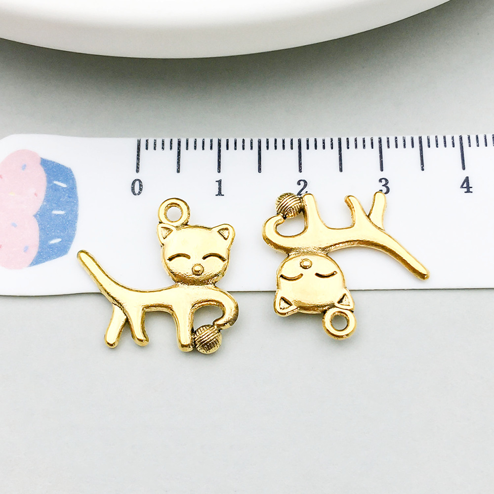 1 ancient gold playing ball cat 18*20mm-1.4g-20598