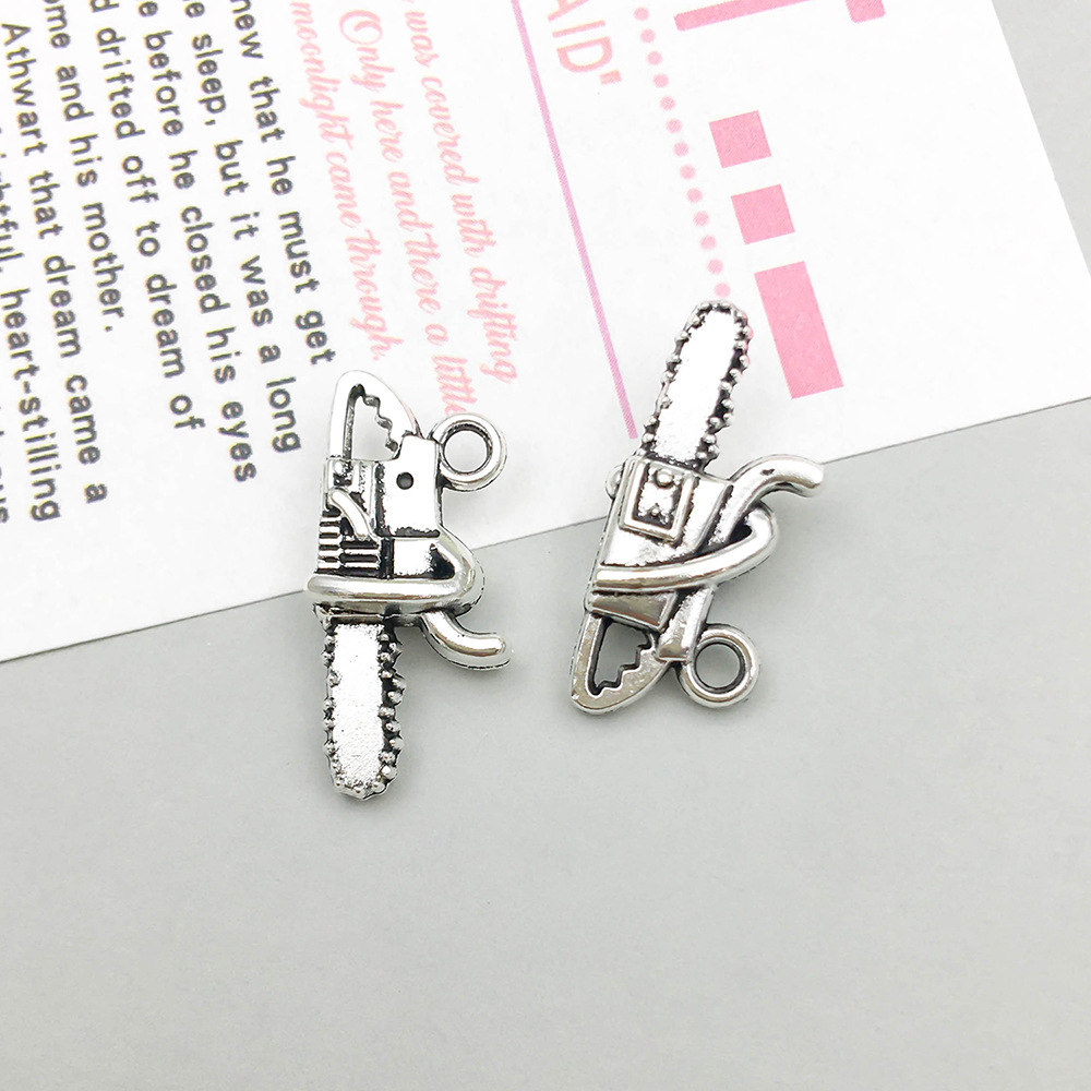 1 ancient silver tool chainsaw 20*9mm-1.5g-15483