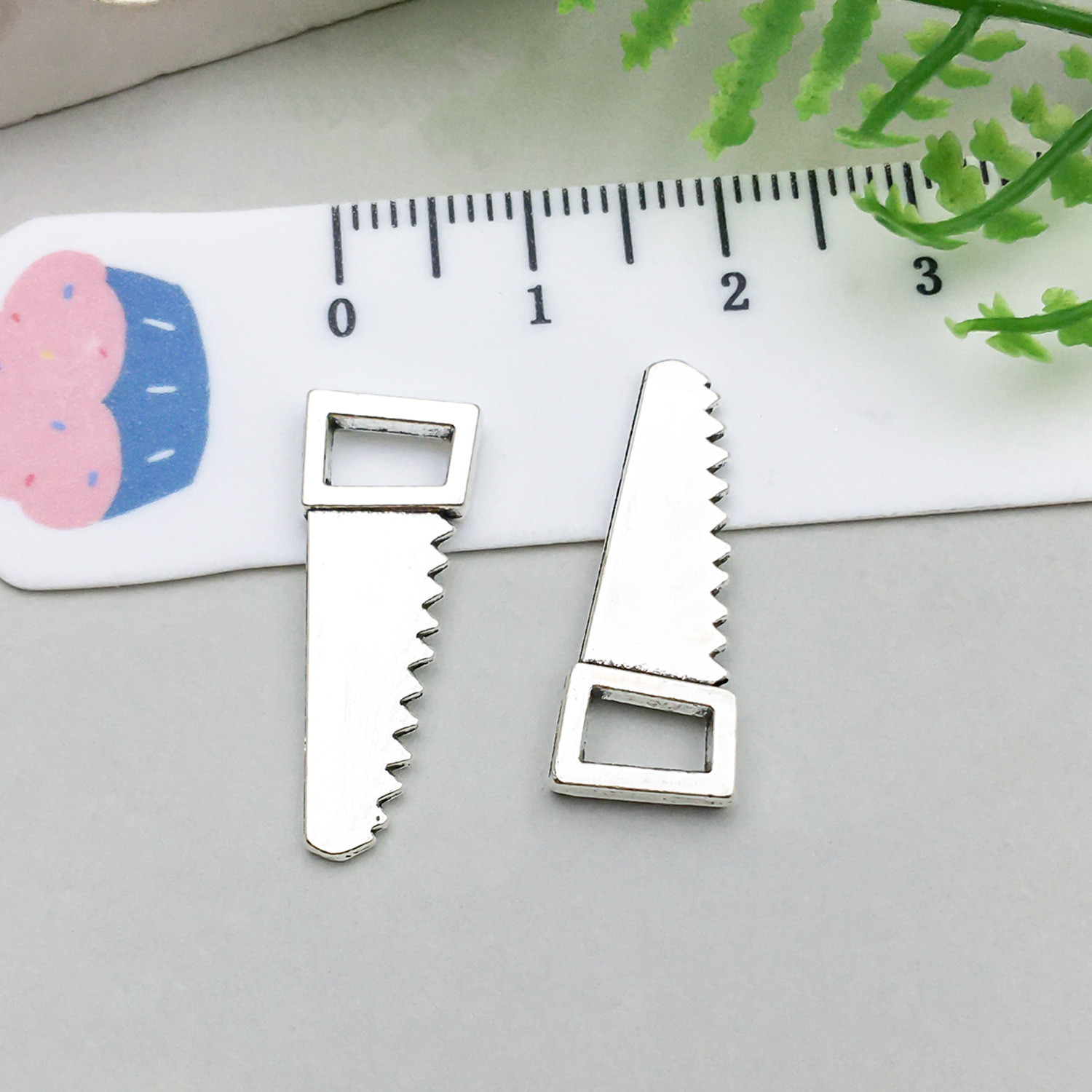 1 ancient silver tool saw 9*23mm-1.2g-8524