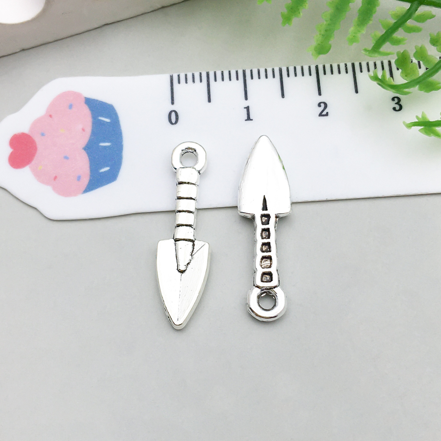 1 ancient silver tool shovel 6*25mm-1g-8528