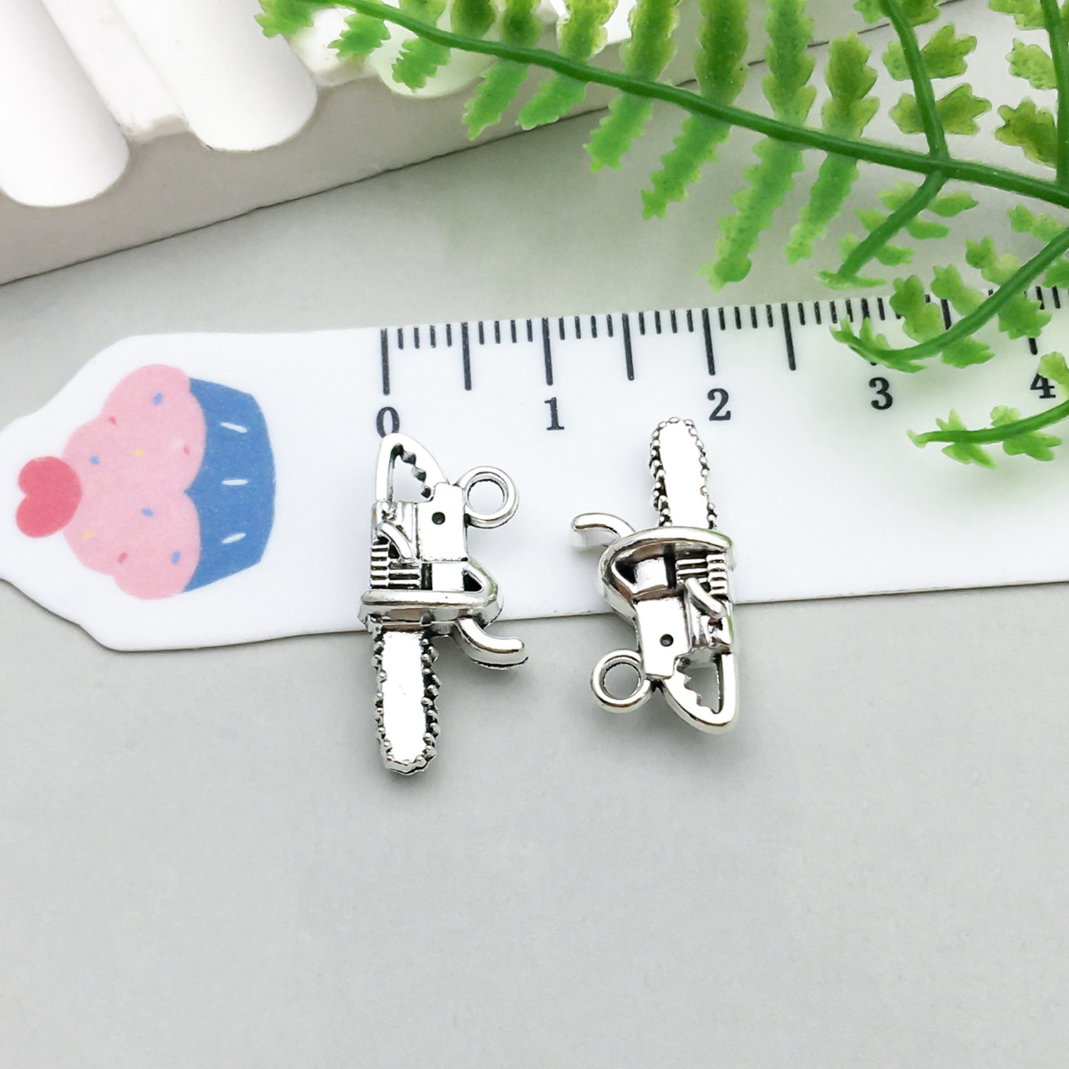 1 ancient silver tool chainsaw 20*9mm-1.5g-15483