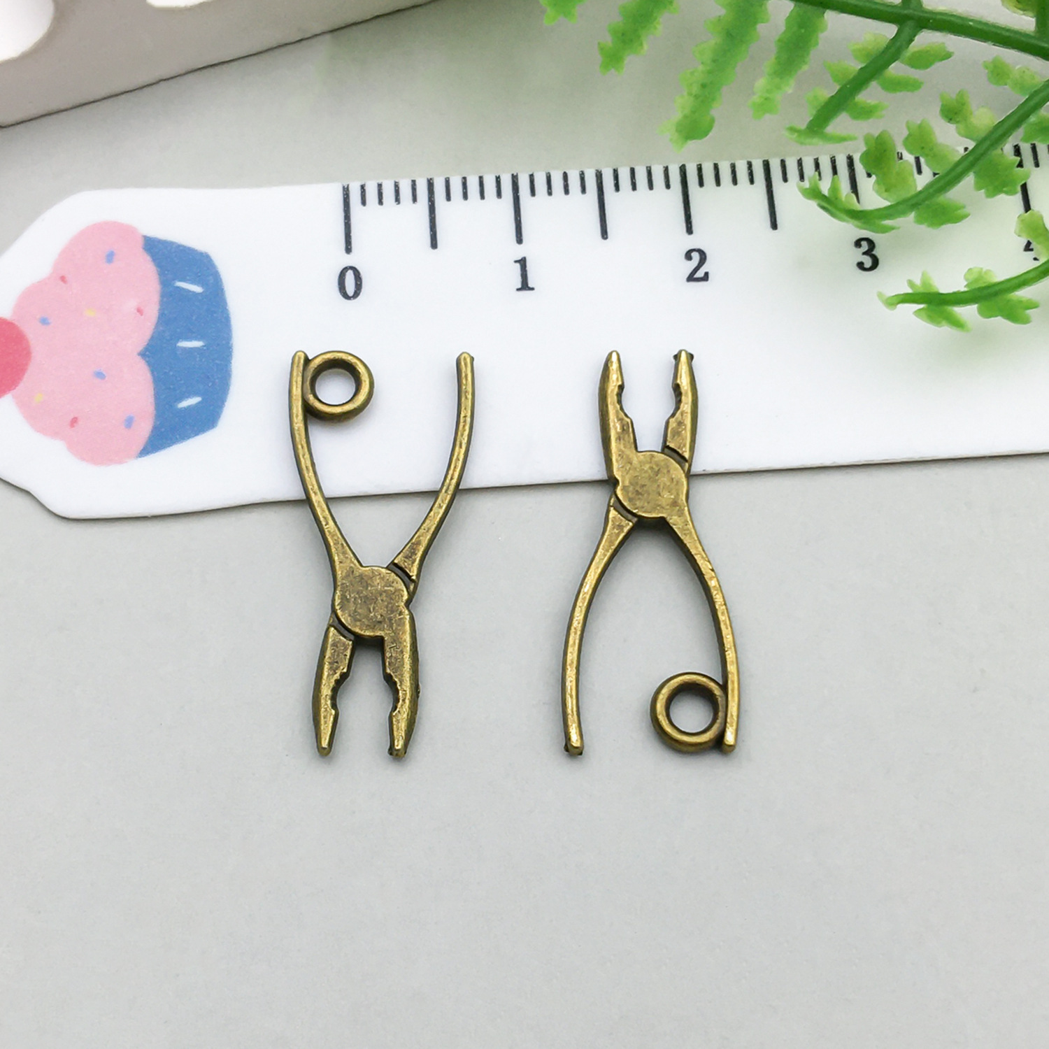 1 ancient green tool pliers 10*24mm-0.6g-17385