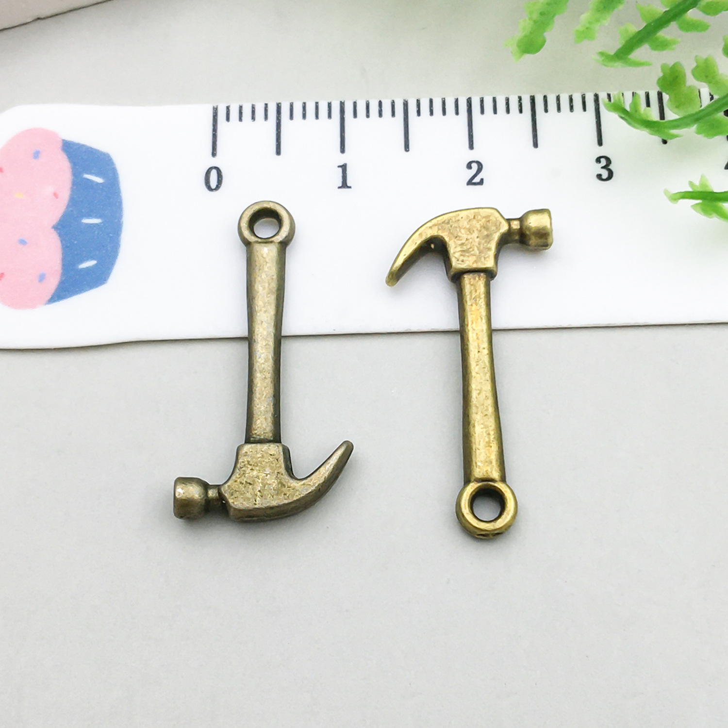 1 ancient green tool hammer 13*25mm-1.3g-17388