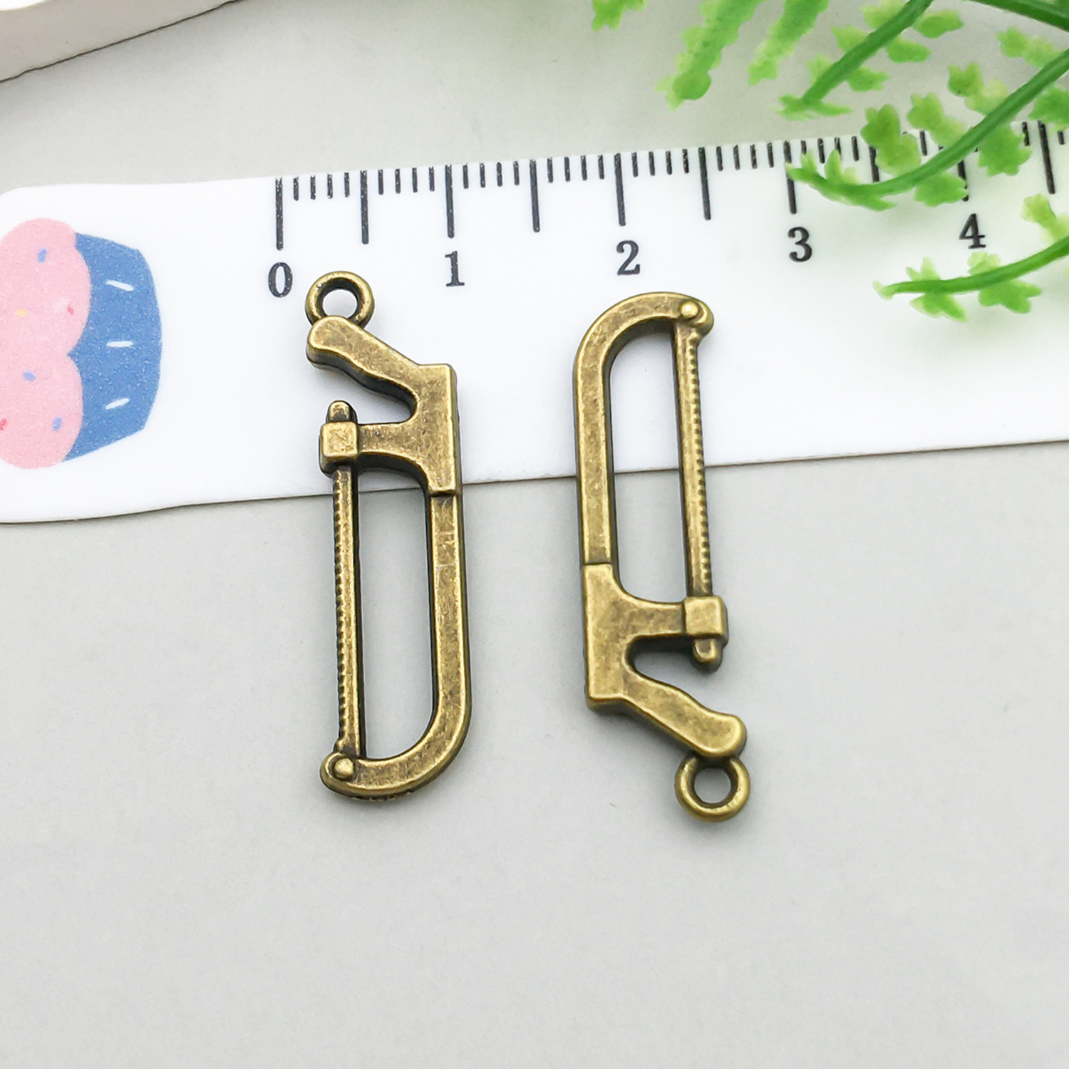 1 ancient green tool saw 8*30mm-1.6g-17389