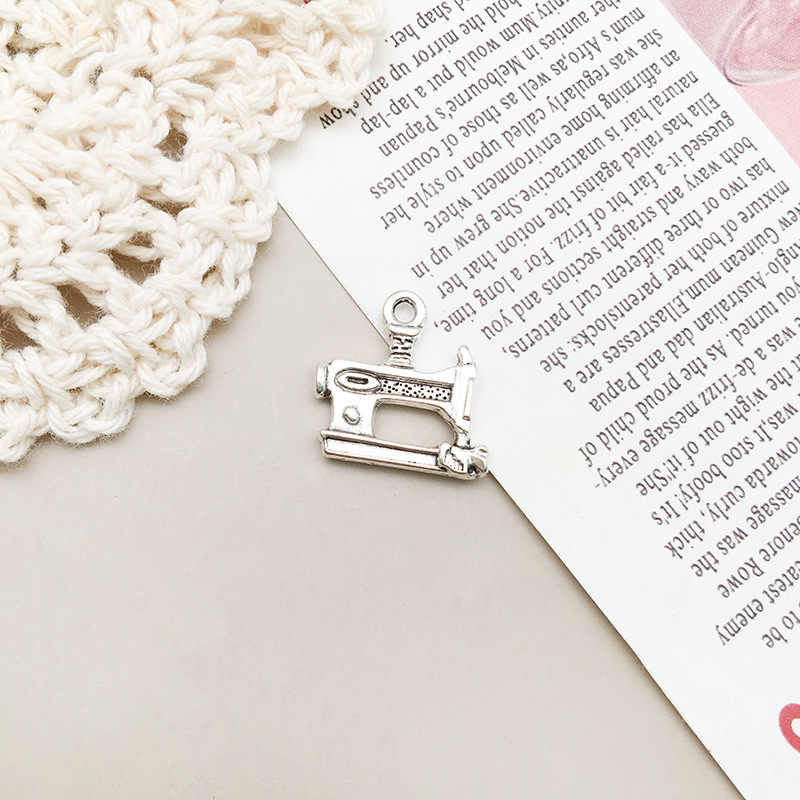 1 small sewing machine 14x15mm-6230/1.1g