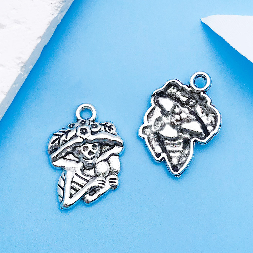 1 ancient silver skull 14x20mm-10886-1.1g