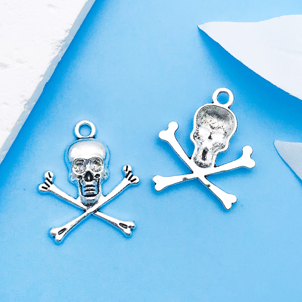 1 Ancient Silver Halloween Skull 20x24mm-17336-1.3g