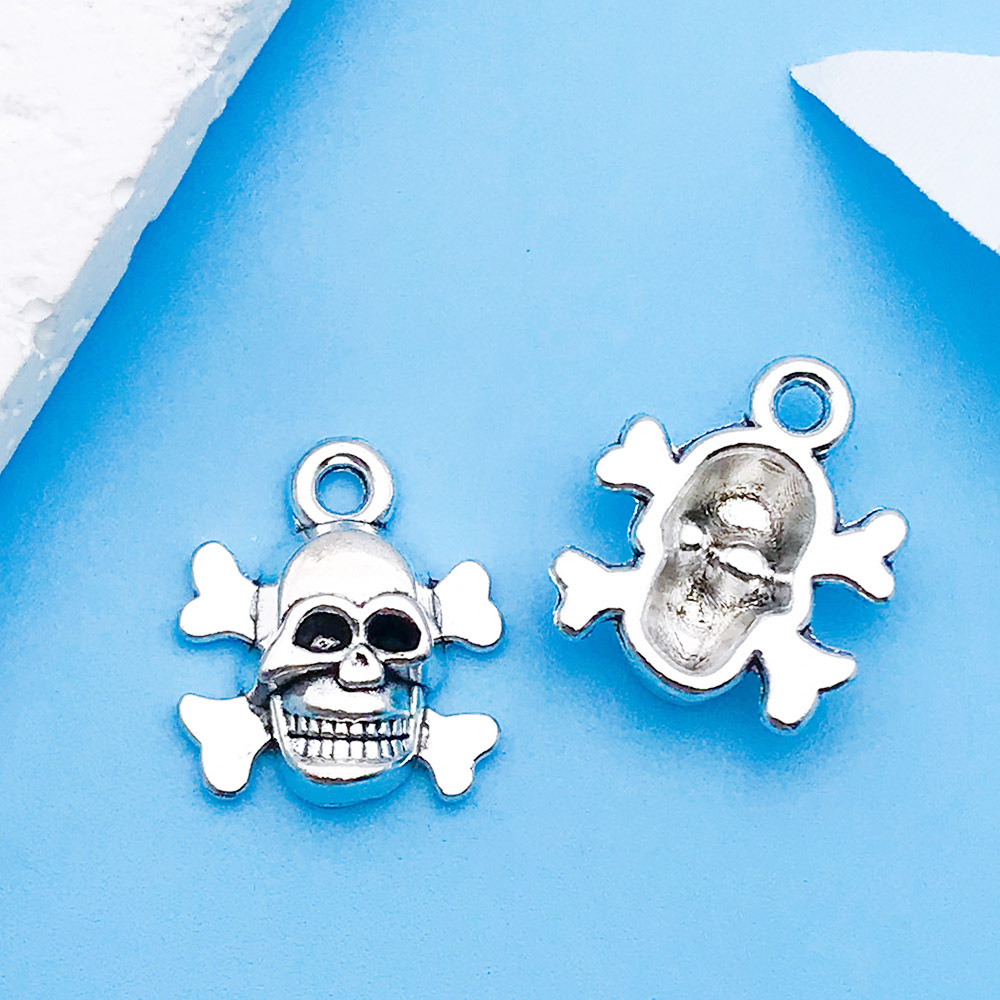 1 Ancient Silver Halloween Skull 13x14mm-17369-1.1g