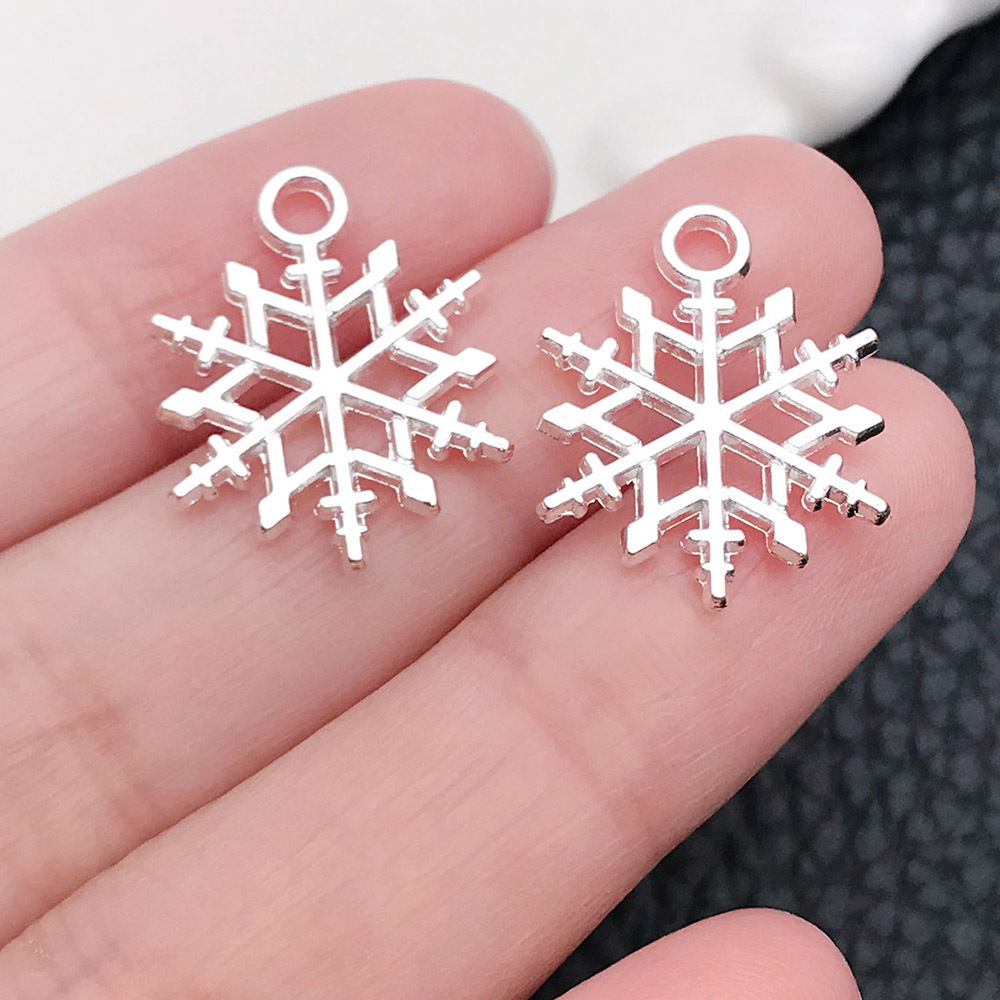 1 bright silver Christmas snowflake 15x19mm-20021-1g
