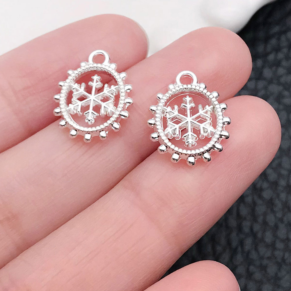 1 bright silver Christmas snowflake 12x15mm-20023-0.8g