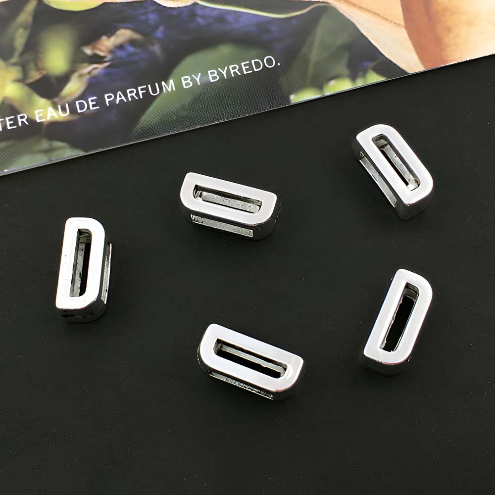 1 ancient silver perforated letter D-5x10mm-0.6g