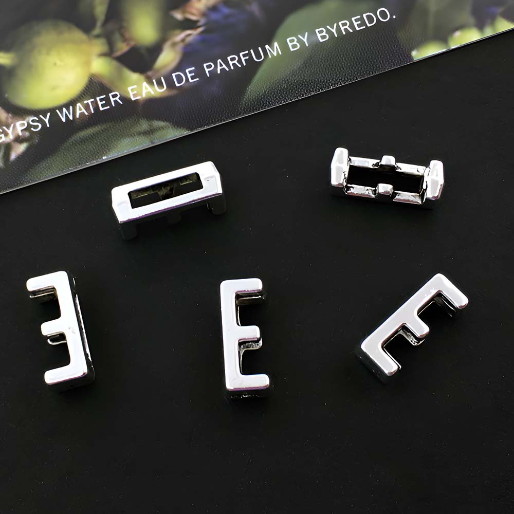 1 ancient silver perforated letter E-5x10mm-0.5g