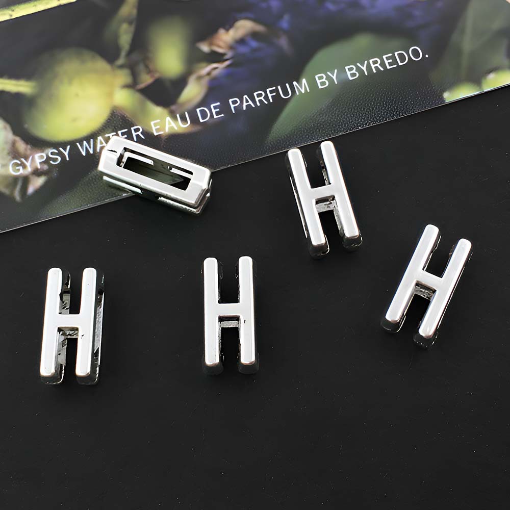 1 ancient silver perforated letter H-5x10mm-0.5g