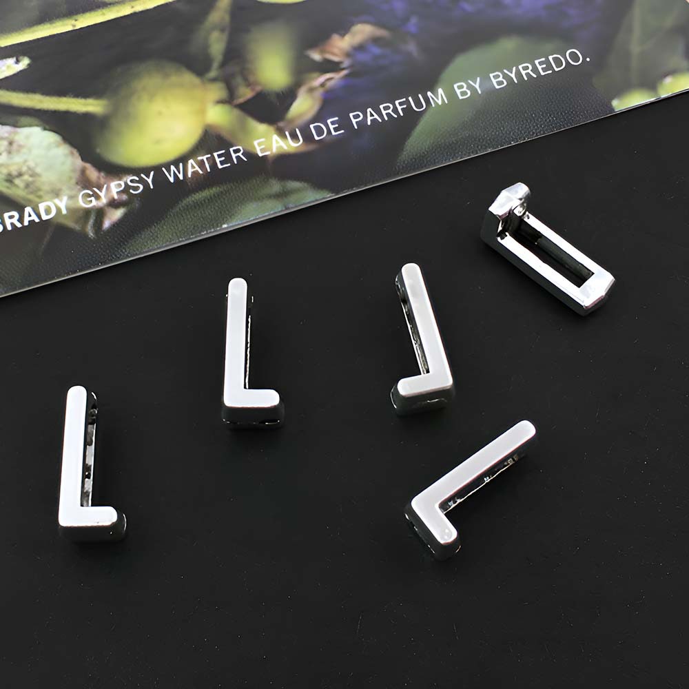 1 ancient silver perforated letter L-5x10mm-0.3g