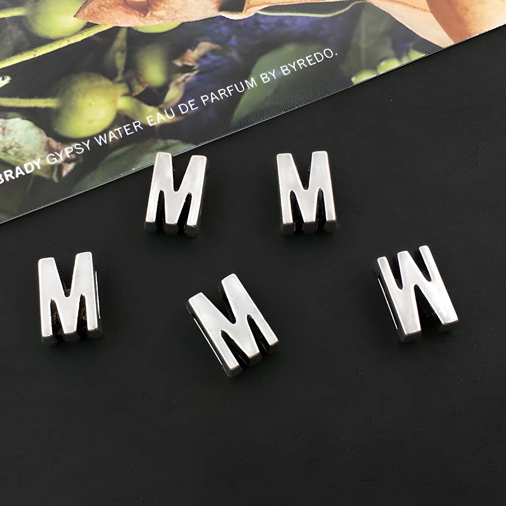 1 ancient silver perforated letter M-5x10mm-0.9g