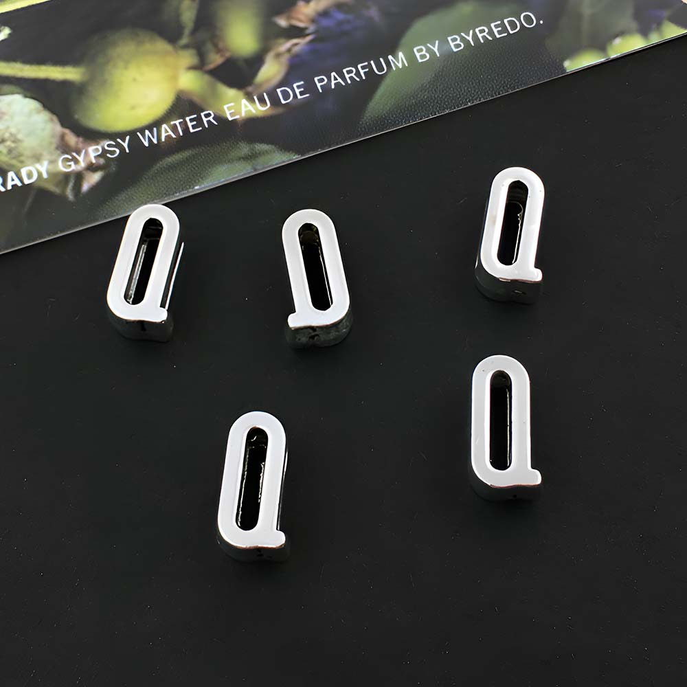 1 ancient silver perforated letter Q-5x10mm-0.5g