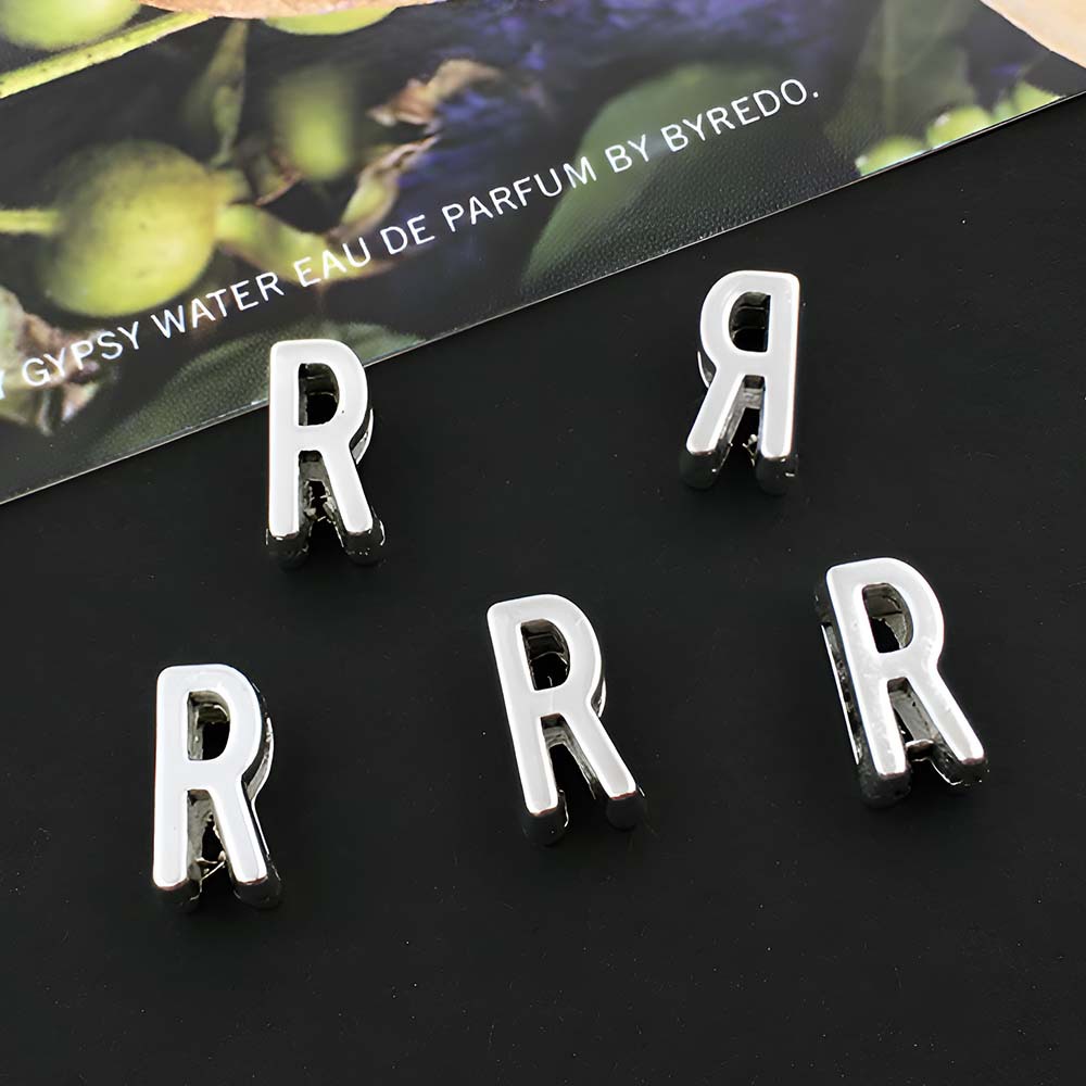 1 ancient silver perforated letter R-5x10mm-0.7g