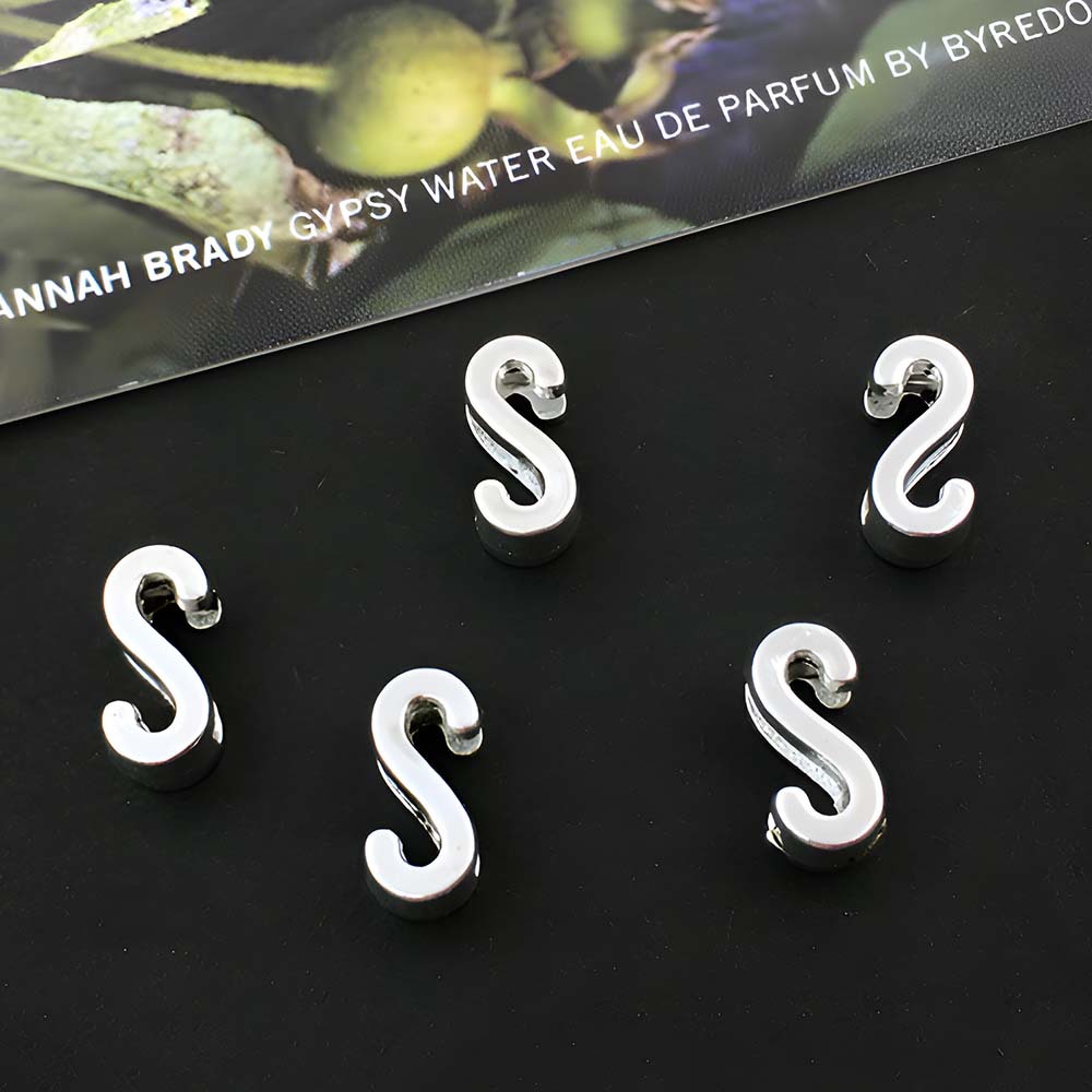 1 ancient silver perforated letter S-5x10mm-0.5g