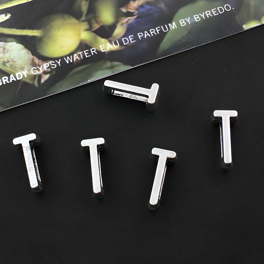 1 ancient silver perforated letter T-5x10mm-0.4g