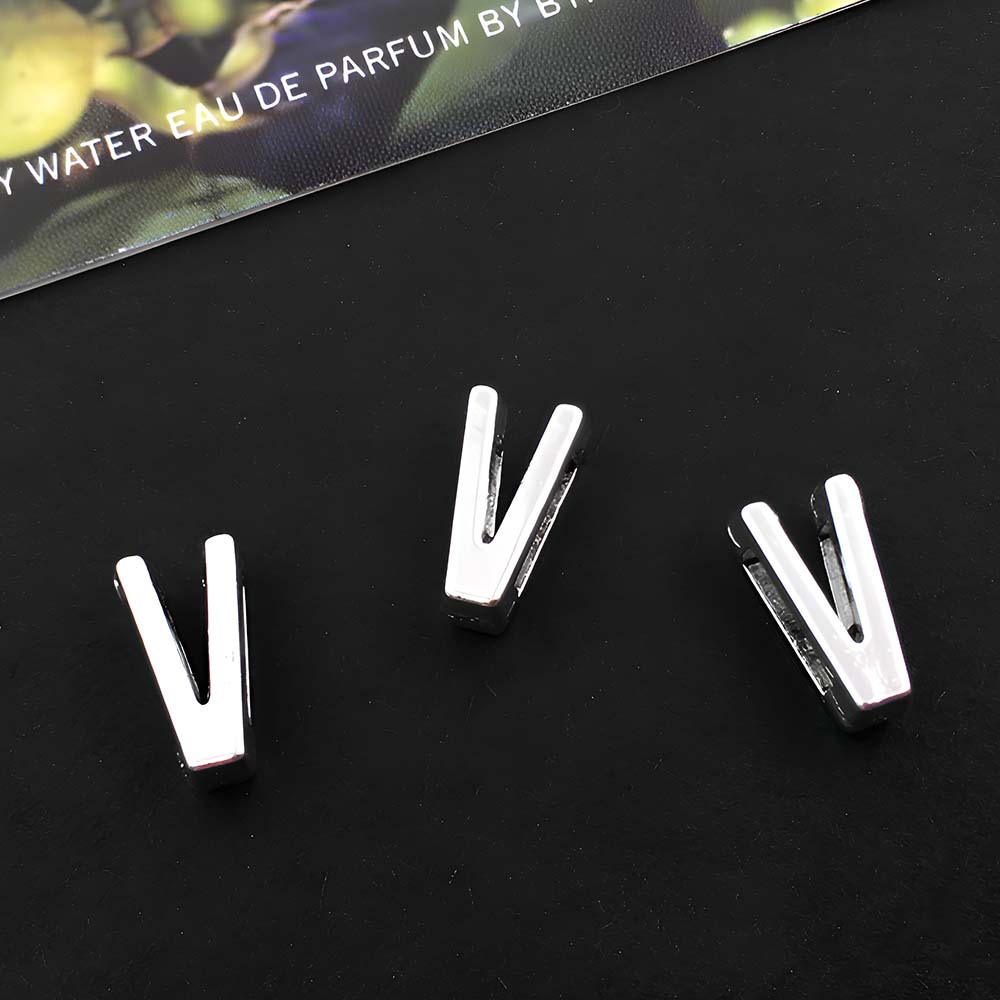 1 ancient silver perforated letter V-5x10mm-0.6g