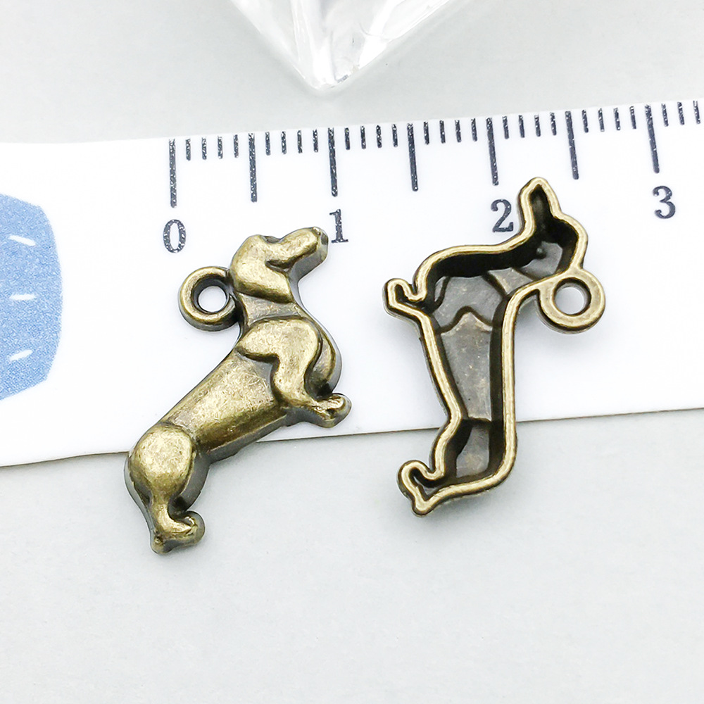 1 ancient green short-legged dog 13*19mm-0.9g-20576