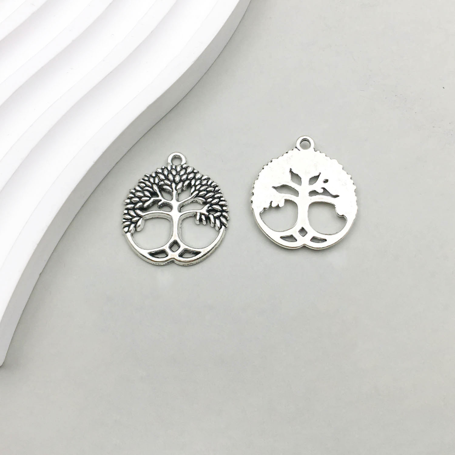 1 Ancient silver life tree 24*26mm-2.8g-8907