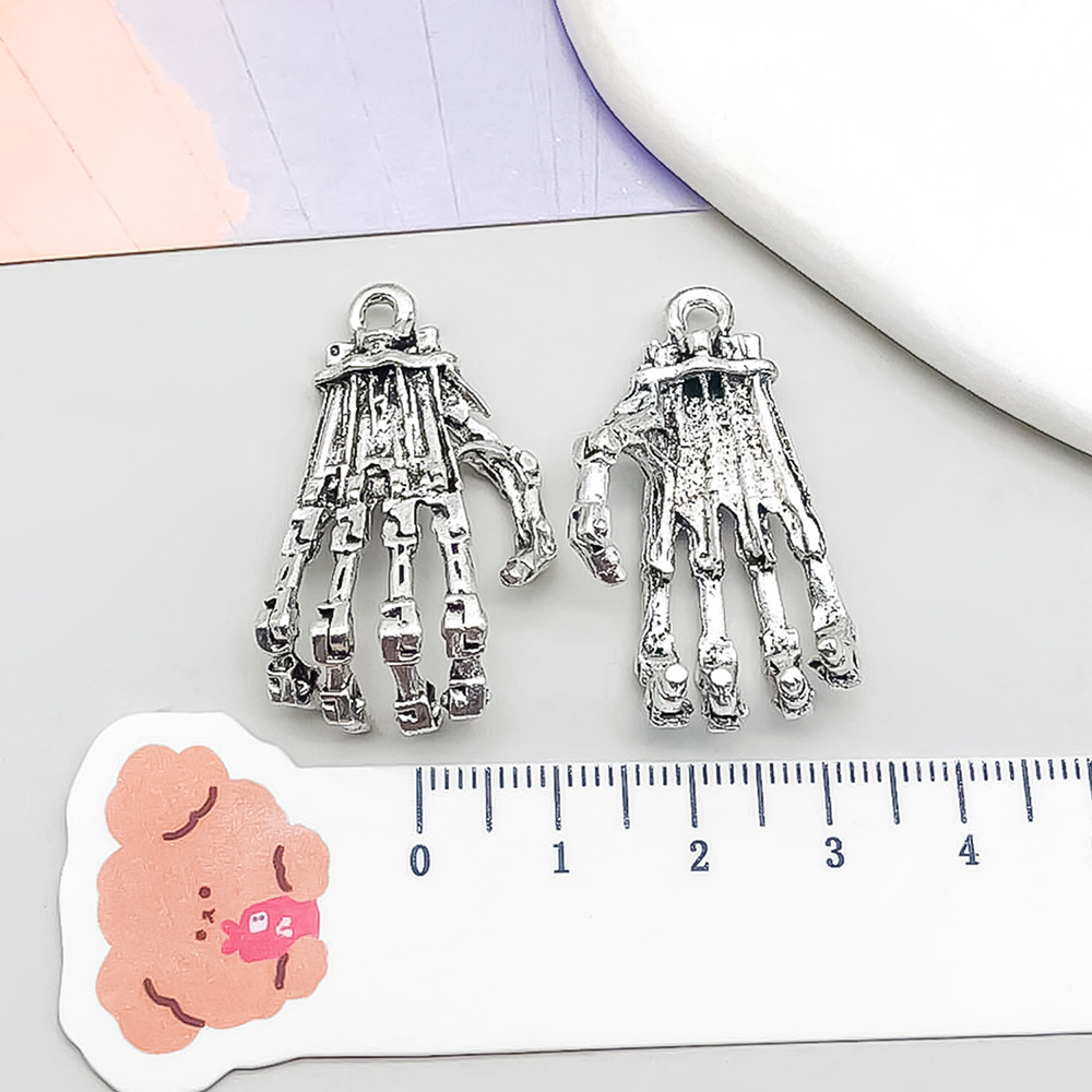 1 ancient silver skull hand bone 13*22mm-5.5g-15158