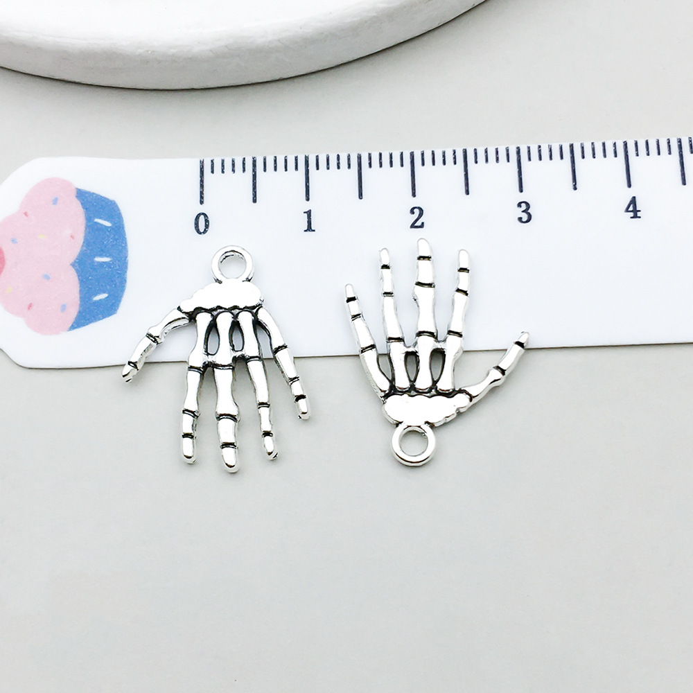 1 ancient silver halloween skull hand 12*16mm-1.2g-16966