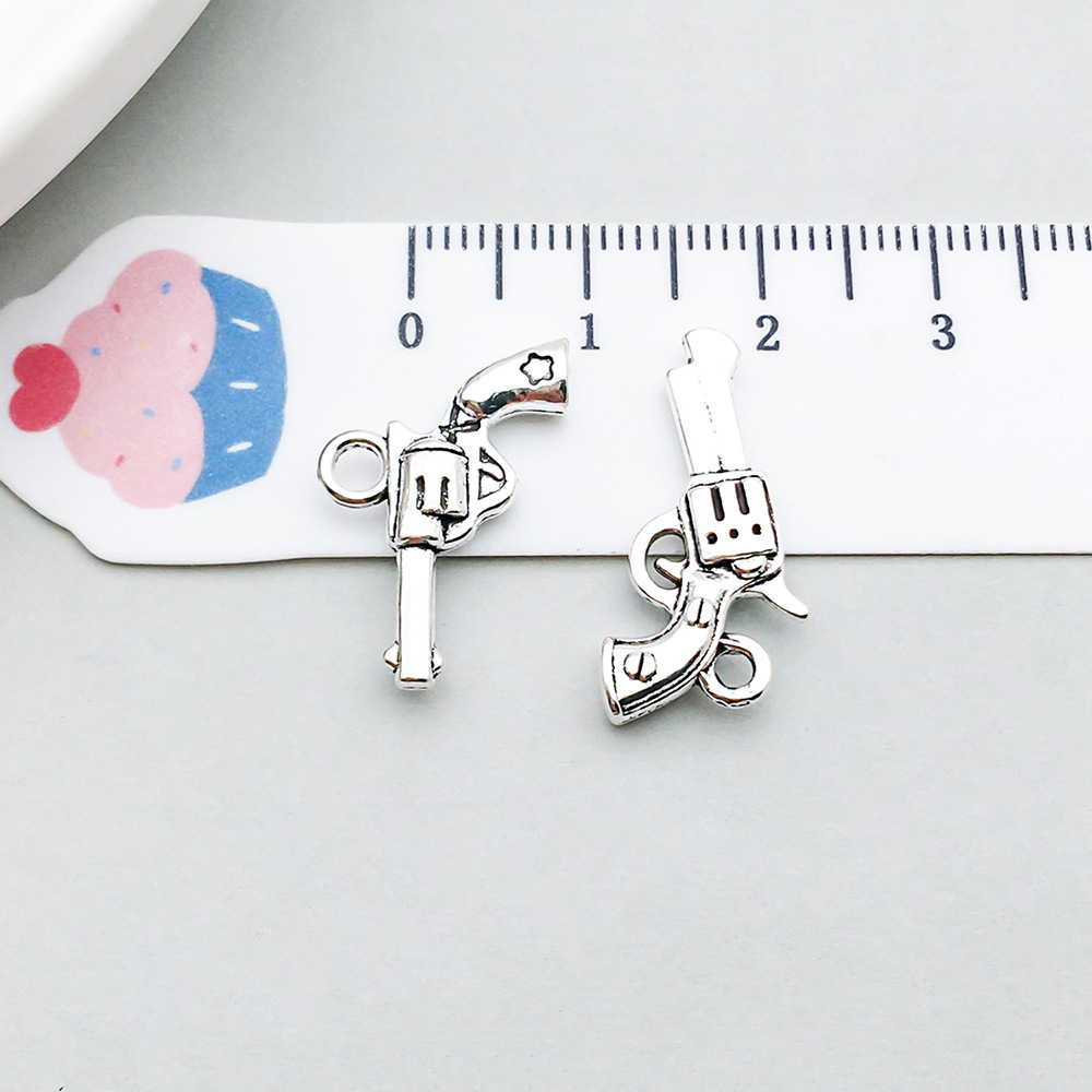 1 ancient silver pistol 12*11mm-1.2g-14031