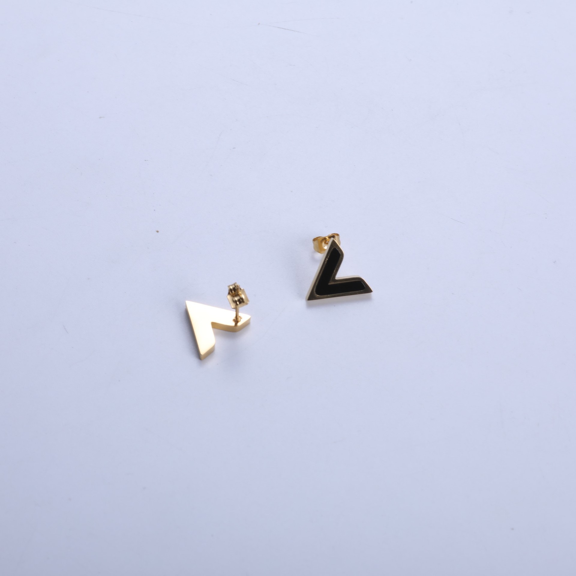 Gold v-shaped earrings