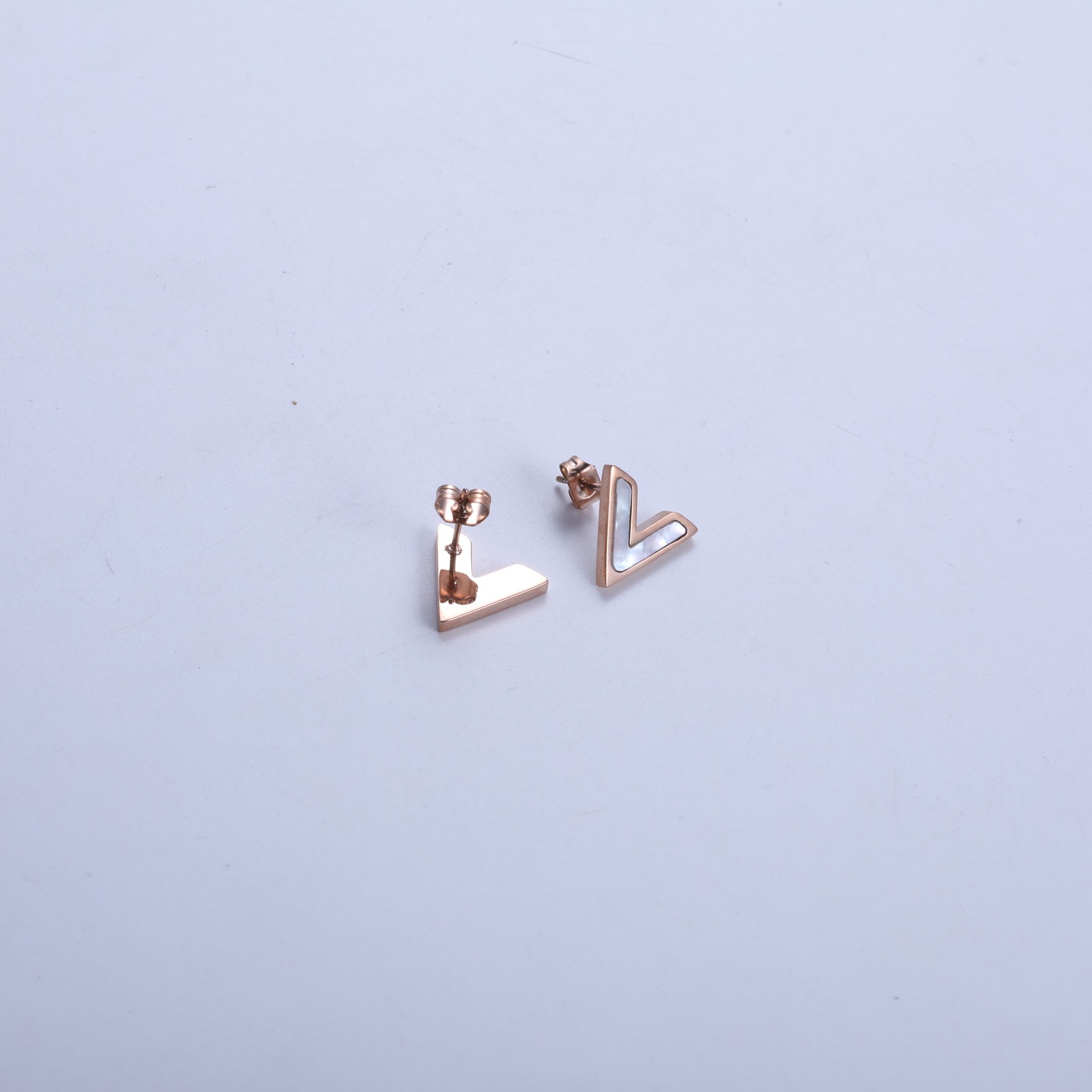 Rose gold v-shaped earrings